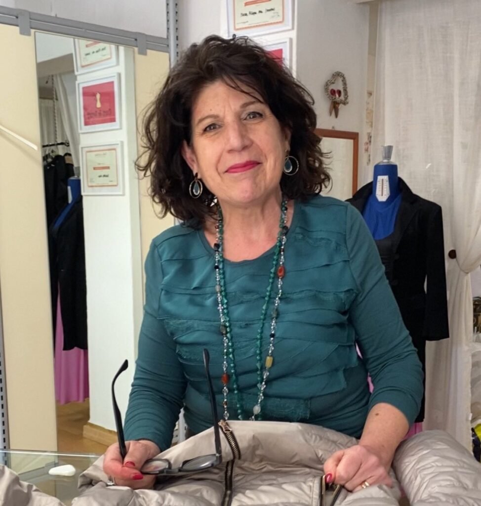 La sarta Mariella Ara nel suo laboratorio artigianale Cuci e Scuci, sartoria a Sassari specializzata in riparazione di abiti e consulenza d'immagine.