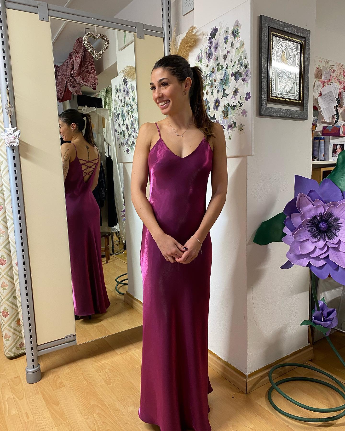 Donna in abito viola con decorazioni floreali, esempio di armocromia