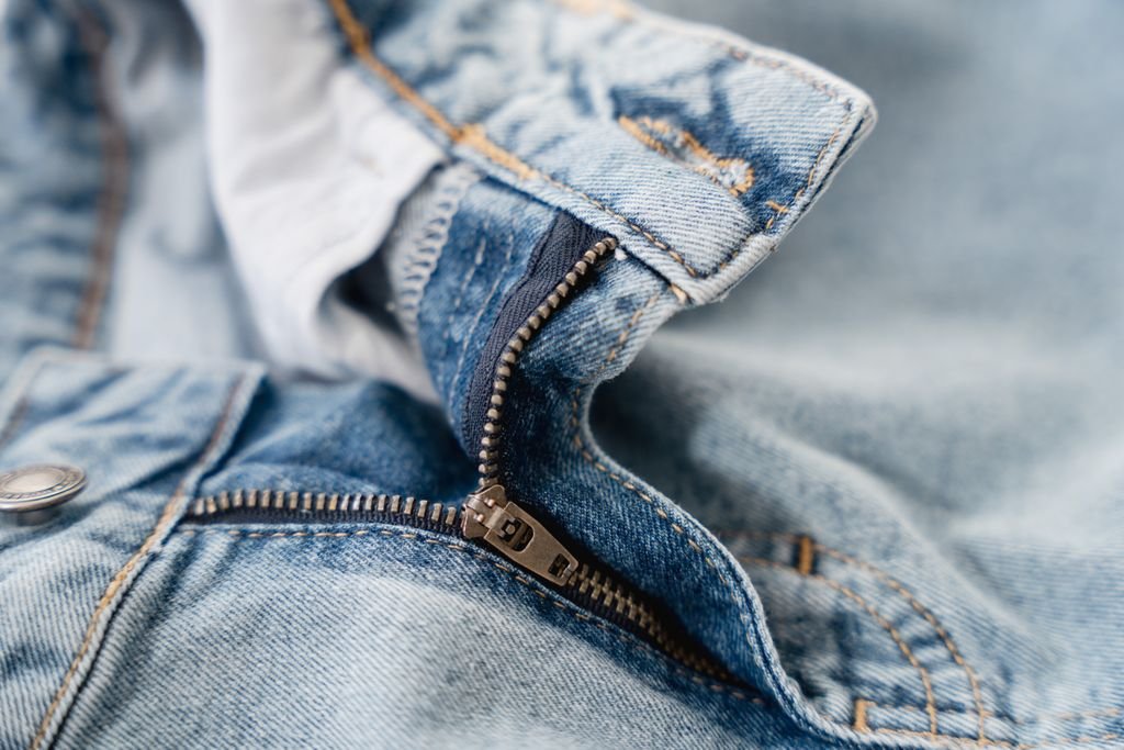 Jeans aperti con orlo svelto e cerniera in primo piano