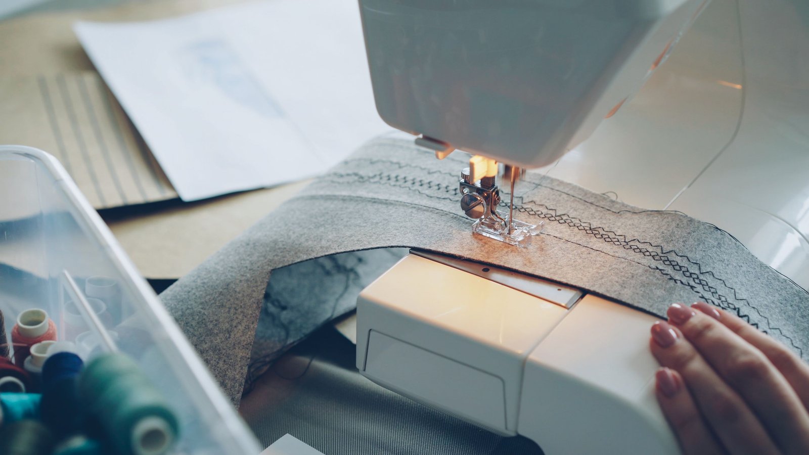 Macchina da cucire in sartoria con tessuto grigio